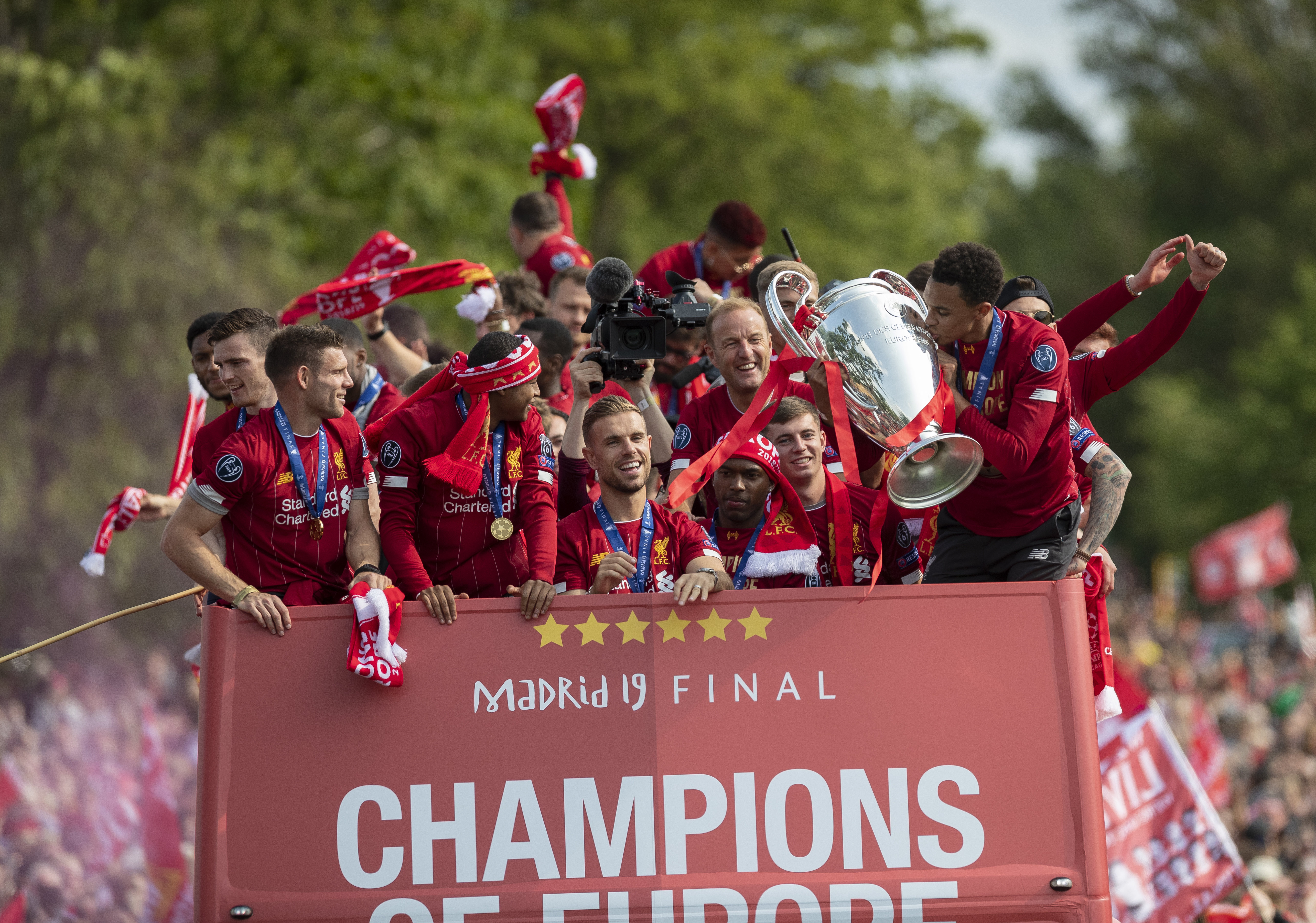 河南队祝贺重庆铜梁龙冲超：中超赛场将因你们的到来更加精彩（河南队向重庆铜梁龙致贺：成功冲超，中超因你们更精彩）