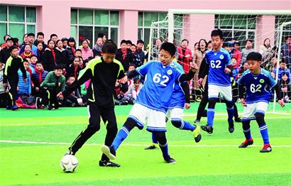 里尔年轻中场布阿迪被多家豪门关注，转会呼声高，期待其未来成为新星。（里尔小将布阿迪获多豪门青睐，转会热度高涨，未来新星可期）