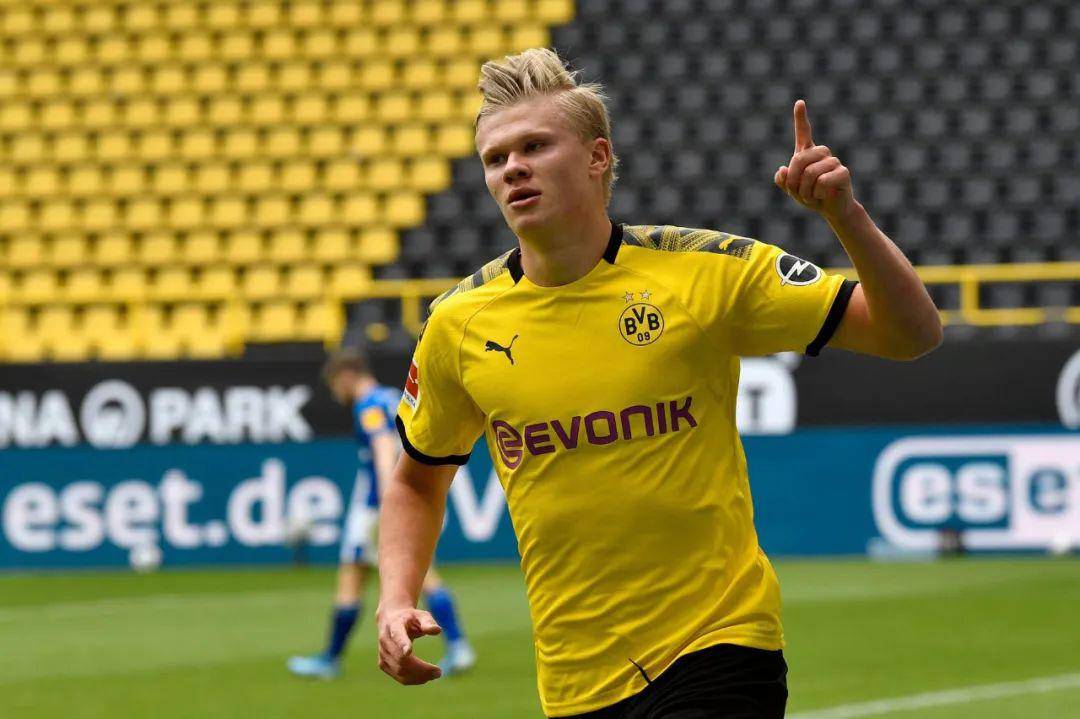 足球欧冠裁判组遭强烈质疑，争议球镜头热议不断（欧冠裁判组陷入争议风波，判罚画面引发热议）