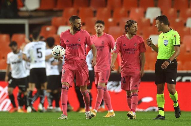 快速反击直接打穿整条防线（闪电反击一举撕裂整条防线）